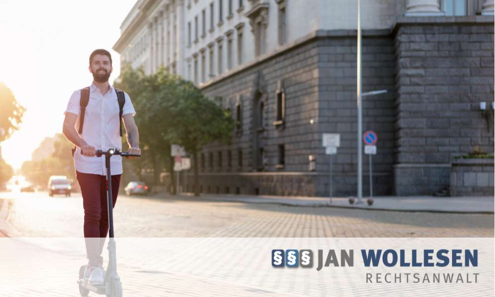 Mann fährt mit einem E-Scooter auf einer innerstädtischen Straße, eingeblendet ist das Logo von Rechtsanwalt Jan Wollesen.