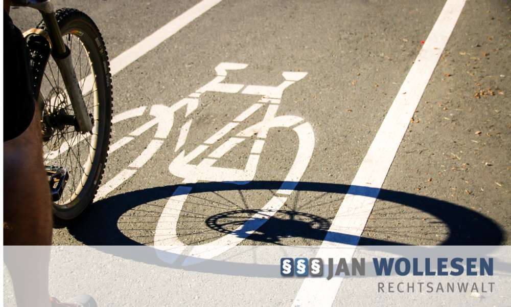 Radfahrer auf einem markierten Radweg – Rechtsanwalt Jan Wollesen, Verkehrsrecht