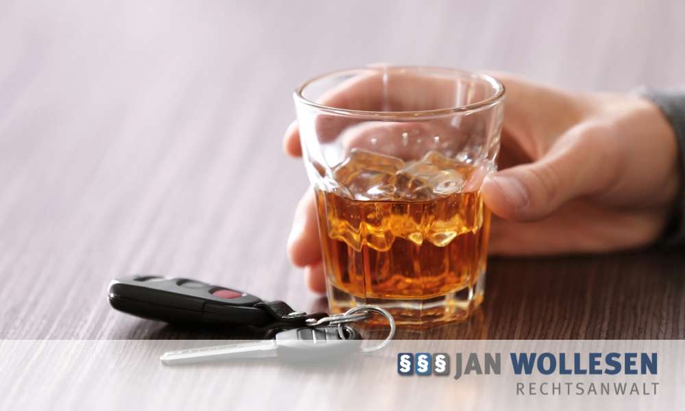 Alkoholglas neben Autoschlüssel